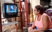 Una mujer observa por televisión, en La Habana, Cuba, la toma de posesión del presidente de EE.UU., Joe Biden.