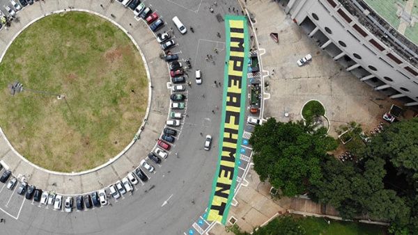 La protesta de la derecha ocurrió un día después que sectores sociales y políticos de izquierda articularon 87 caravanas en el país para exigir el juicio a Bolsonaro.