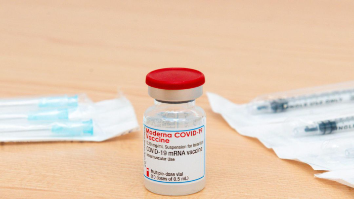 Se estima que la sustancia de la compañía Moderna pueda garantizar protección contra todas las cepas de coronavirus conocidas hasta ahora.