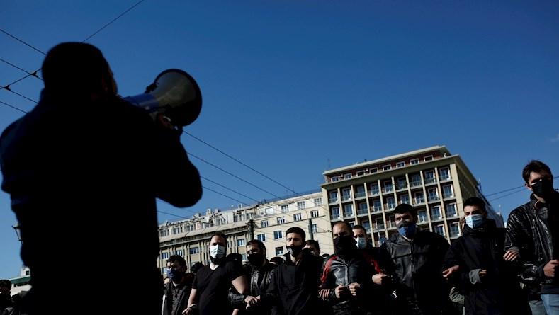 Distintitos partidos políticos, intelectuales e independientes han criticado la prohibición de las manifestaciones, mientras que el principal partido opositor Syriza la describió como “arbitraria y antidemocrática”.