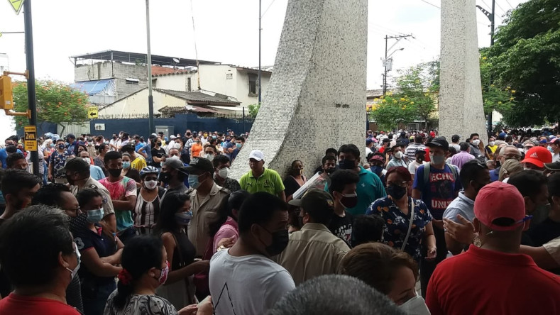 Ciudadanos denuncian incumplimiento de medidas de bioseguridad y aglomeraciones en el colegio Vicente Rocafuerte, en Guayaquil.
