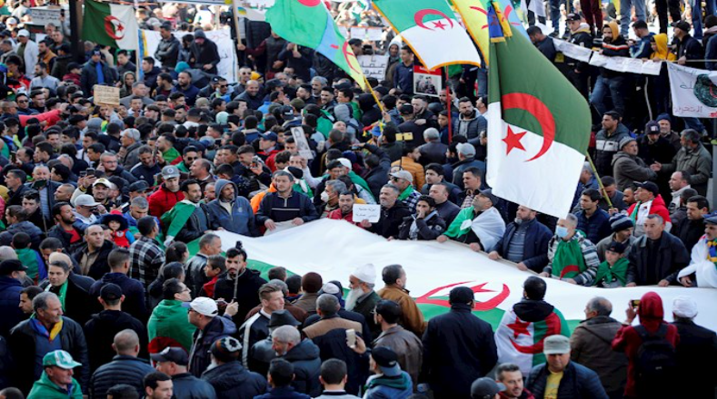 La multitud de personas conmemora este martes 16 de febrero el segundo aniversario de las manifestaciones masivas argelinas, conocidas como movimiento de protesta Hirak.