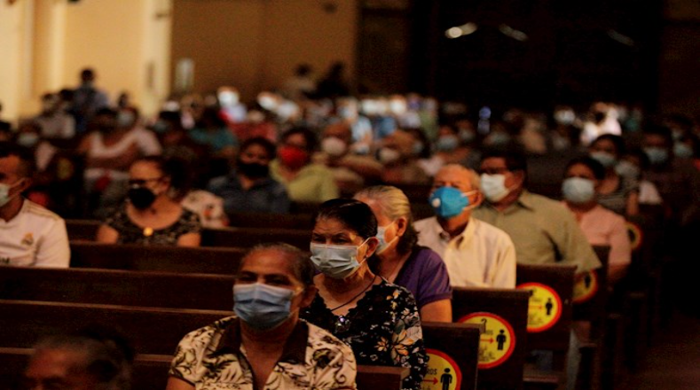 Así mismo los devotos católicos en Honduras, cumplieron con el distanciamiento recomendado en los templos para reducir el riesgo de infecciones por coronavirus, y se sentaron separados unos de otros, utilizando sus respectivas mascarillas sanitarias. 