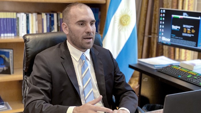 La situación de la deuda argentina se debe al préstamo del FMI al Gobierno de Mauricio Macri, según dijo el titular de Economía