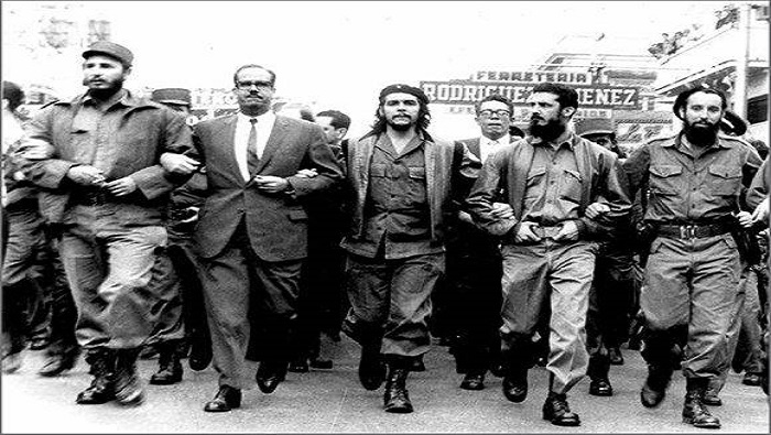 Fidel, el entonces presidente cubano Osvaldo Dorticós, el Che Guevara y otros líderes revolucionarios marchan durante las honras fúnebres a las víctimas del ataque terrorista al barco La Coubre.
