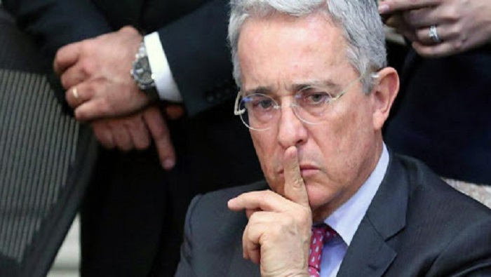Al expresidente colombiano Álvaro Uribe Vélez se le abrió investigación por presunto fraude procesal y manipulación de testigos mientras era senador.