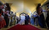 El papa Francisco es recibido por autoridades a su llegada a la ciudad de Nayaf para reunirse con el ayatolá Alí Sistani.