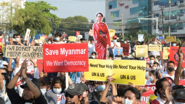 El Ejército dispara con fuego real en Myanmar y el partido de Suu Kyi denuncia la muerte de un representante.