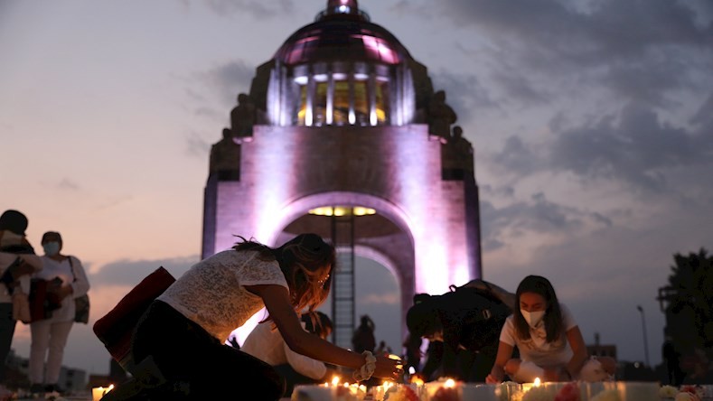 El color violeta, símbolo de la lucha feminista, se apodera durante la jornada de las manifestaciones y actos en conmemoración del 8M.