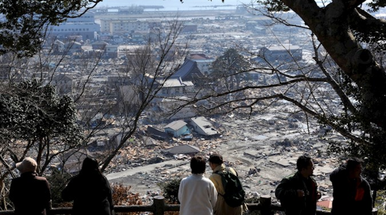 Así mismo, entre los muchos registros del desastre ocurrido en el 2011 en Fukushima, una imagen retrata a un grupo de sobrevivientes contemplando una zona devastada por el tsunami de Ishinomaki en la prefectura de Miyagi, al norte de Japón, el 13 de marzo de aquel año trágico para la nación.