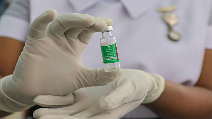El Ministerio informó que las personas vacunadas con la AstraZeneca deben recurrir a un médico en caso de síntomas inesperados como sangrados o manchas tanto grandes y/o pequeñas en la piel.