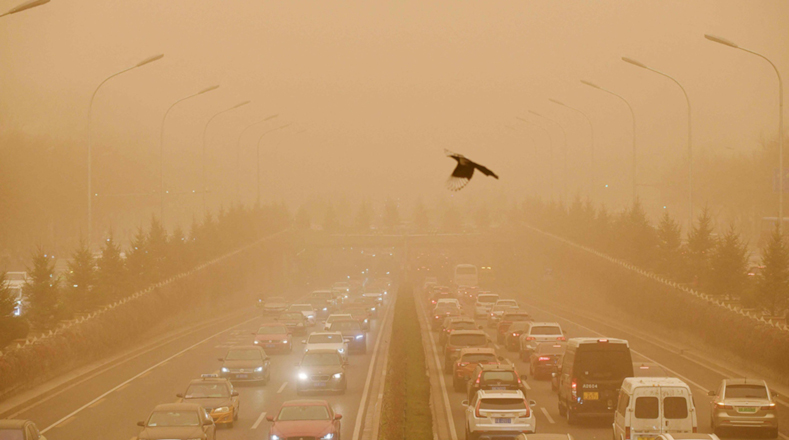 El norte de China y Beijing están siendo afectadas por la peor tormenta de arena experimentada en una década.