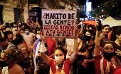 Los manifestantes, en su mayoría jóvenes, portaban banderas paraguayas y carteles con frases que denunciaban el mal manejo de la pandemia. 