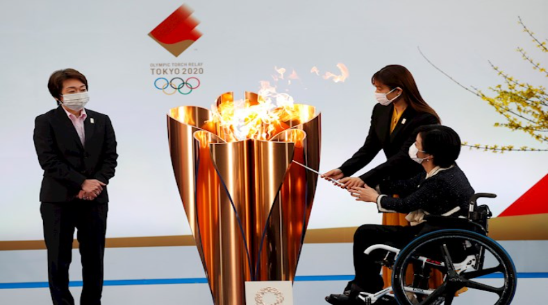 La actriz japonesa, Satomi Hishihara, y la atleta paralímpica, Aki Taguchi, fueron los encargados de encender el caldero de celebración el primer día del relevo de la antorcha olímpica de Tokio 2020..