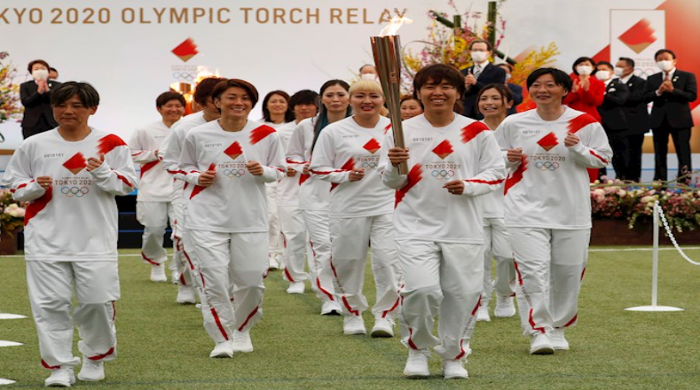 El grupo de deportistas de la selección nacional femenina de fútbol de Japón, salió del Centro Nacional de Entrenamiento J-Village de Naraha, iniciando así el recorrido para el relevo de la llama olímpica.