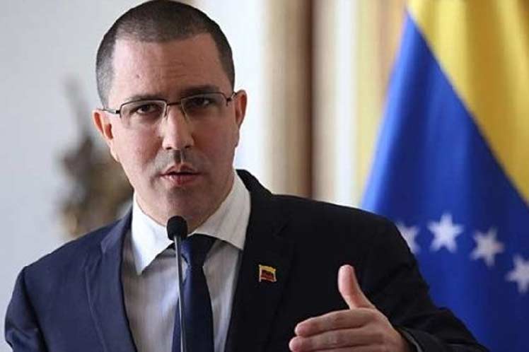 El canciller venezolano, Jorge Arreaza calificó de absurdas las reacciones colombianas ante los enfrentamientos en la frontera.