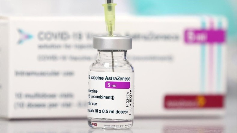 La vacuna de AstraZeneca ha estado en el medio de la polémica desde su aprobación por la agencia reguladora europea.