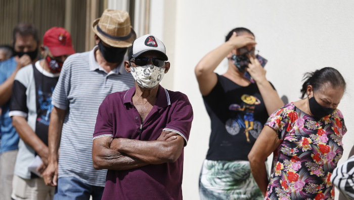 Bolsonaro contrariamente a las recomendaciones de los expertos y del propio Ministerio de Salud, provoca aglomeraciones y no usa máscaras (cubrebocas).