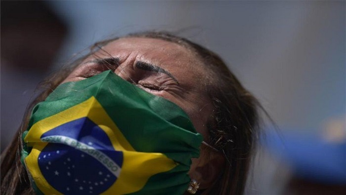 Un equipo de 70 investigadores confirmó que la respuesta negacionista de Bolsonaro fue decisiva para el caos sanitario .