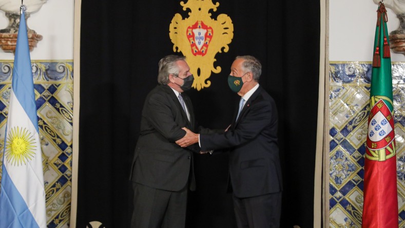 El presidente Fernández inició por Portugal su gira europea para reforzar la posición de su país en la negociación con el FMI.