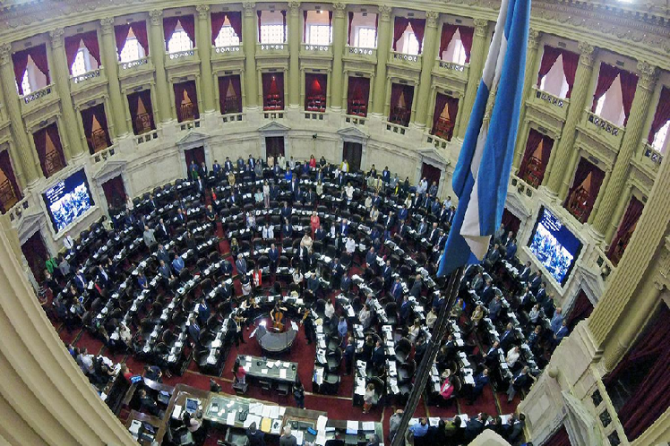 El Congreso argentino recibió la propuesta del proyecto el pasado diciembre, de manos de Hugo Yasky y Paula Penaca.