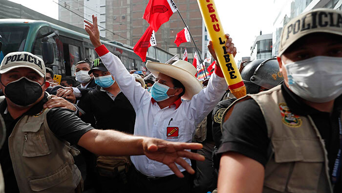 El candidato de Perú Libre, Pedro Castillo, lidera la intención de voto para la segunda vuelta del 6 de junio.