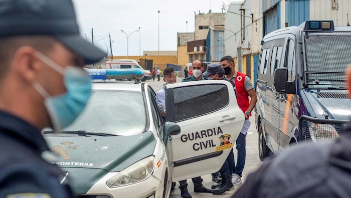 El despliegue de un dispositivo anti intrusión de la Guardia Civil y la Policía Nacional impidió el acceso a 200 migrantes que intentaban llegar a España