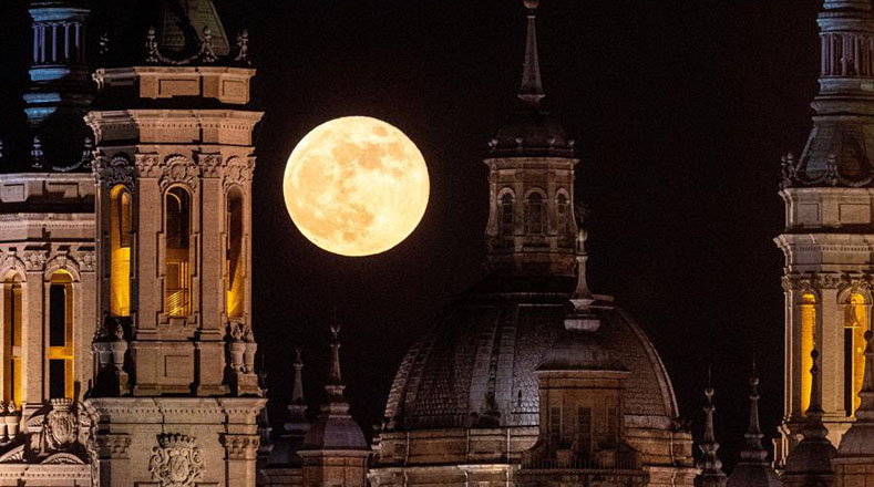 El mundo contempla el eclipse lunar total y la Superluna roja