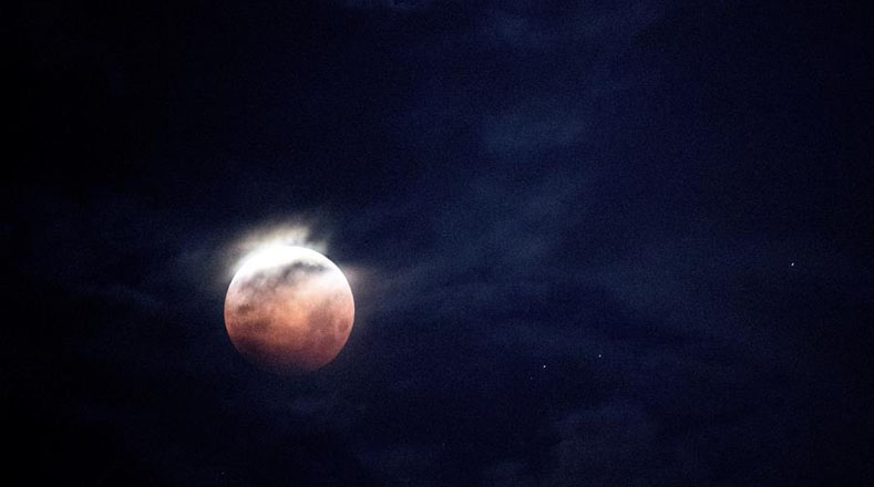 Los Ángeles, EE.UU. Durante el eclipse, la Superluna se colocará roja porque "parte de la luz matutina y vespertina filtrada atraviesa la atmósfera de la Tierra y llega a la superficie lunar", afirma la NASA.