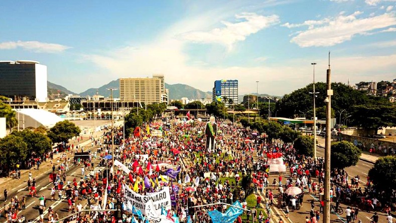 De acuerdo a reportes de los organizadores, las manifestaciones habrían alcanzado unas 200 ciudades dentro y fuera de Brasil.
