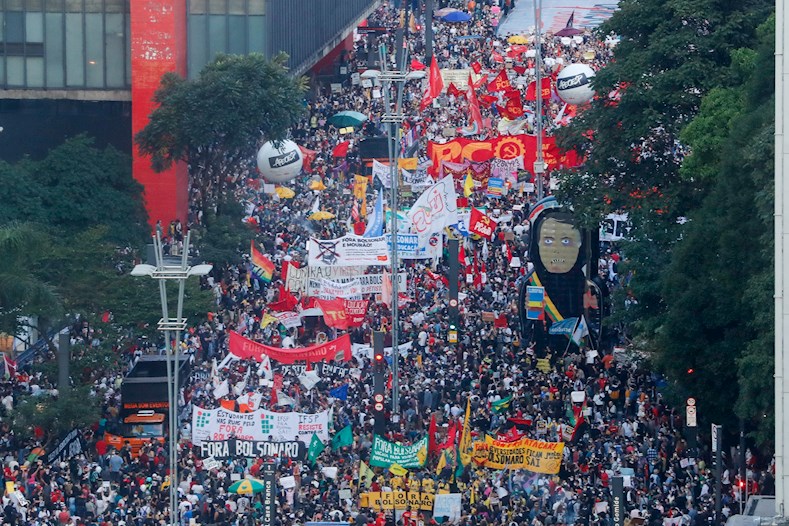 Grandes pancartas con las frases “¡Fuera Bolsonaro!”, “¡Vacuna para todos ya!” “Bolsonaro genocida” fueron el común denominador en las marchas.