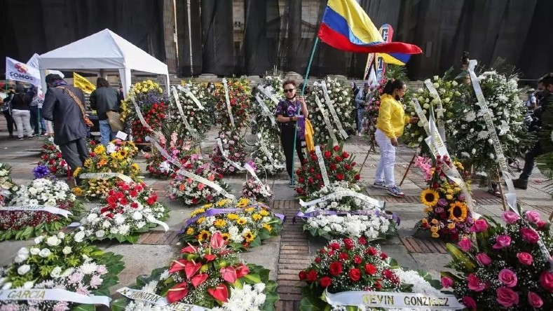 La violencia estatal en Colombia, así como la paramilitar se ha acentuado contra los manifestantes en el último mes de protestas sociales.