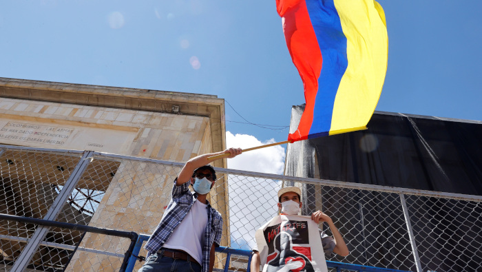 Manifestantes ondean una bandera de Colombia, país en el que el Paro Nacional se extiende por 48 días.