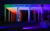 El Congreso del estado de Sinaloa iluminó su cede con los colores de la bandera LGBTI+ en celebración de la reforma. 