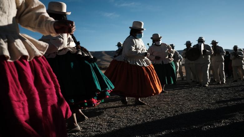 Entre los rituales se encuentran los bailes que las mujeres realizan al son de la música originaria para celebrar la llegada del Año Nuevo Andino Amazónico y del Chaco 5529.