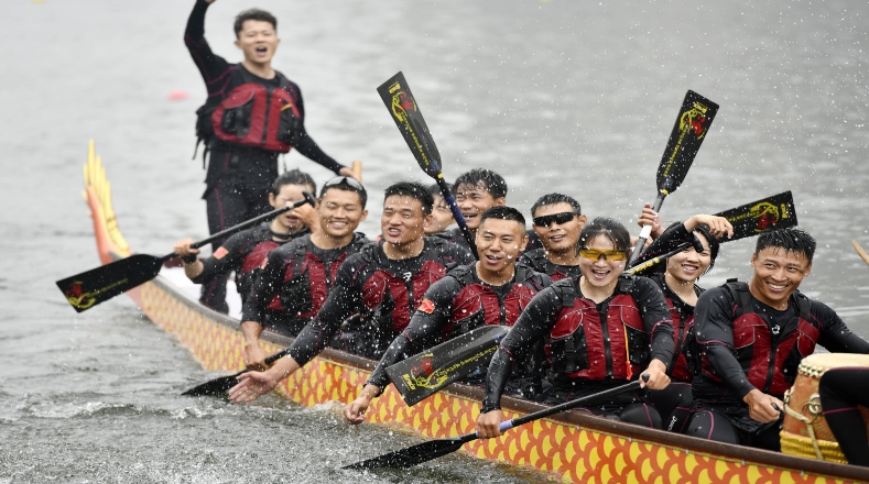 La región del sur de china es conocida por abundantes ríos y lagos, por lo que la hace propicia la celebración de los atletas de los remos y el disfrute de los chinos en general.