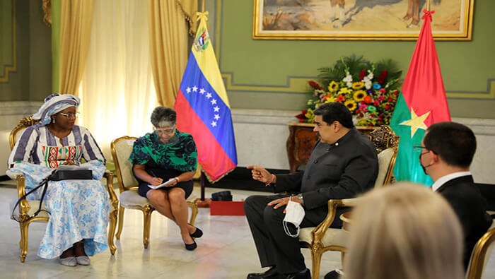 Presidente Nicolás Maduro conversa con la embajadora designada de Burkina Faso,Aminata Sana Congo.