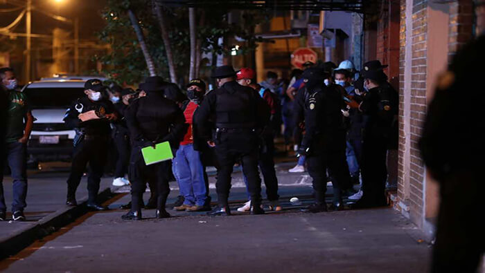 Efectivos de la Policía Nacional de Guatemala se encuentran afuera de la discoteca donde ocurrió el incidente.
