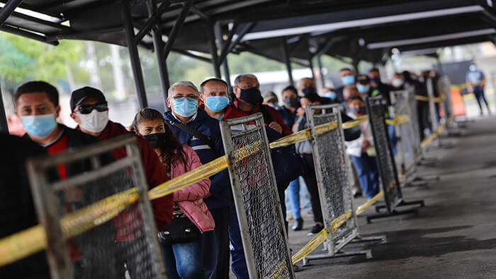 Colombianos esperan su turno para ser vacunados contra el coronavirus, en un centro de vacunación en la capital colombiana.