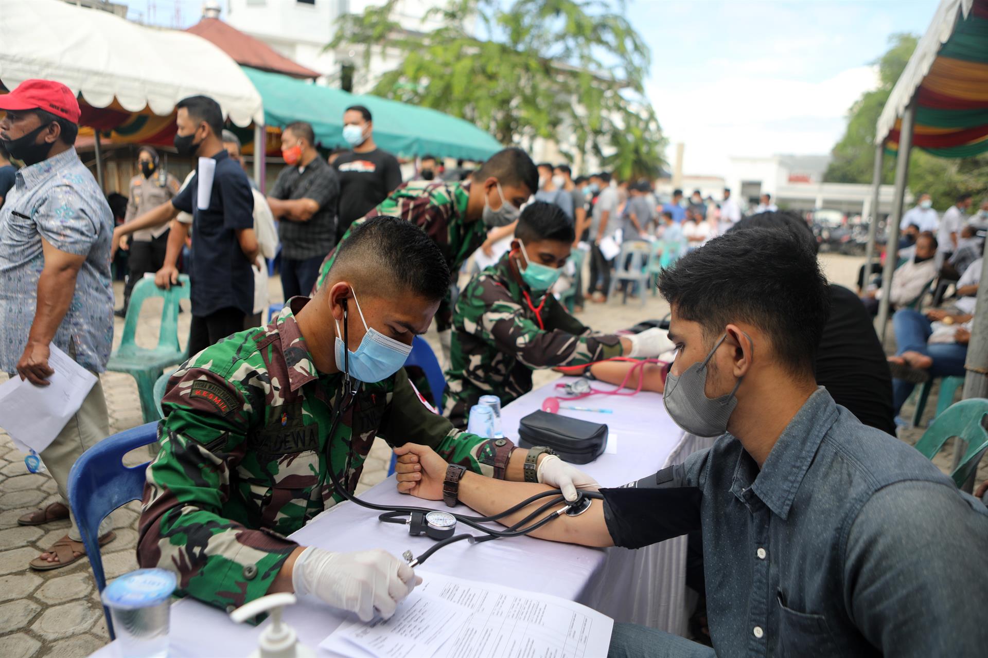 Para impulsar la inmunización entre la población, Indonesia aprobó el uso de la vacuna Pfizer, de la cual recibirá 50 millones de dosis.