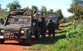 Militares paraguayos revisan la zona del ataque armado.