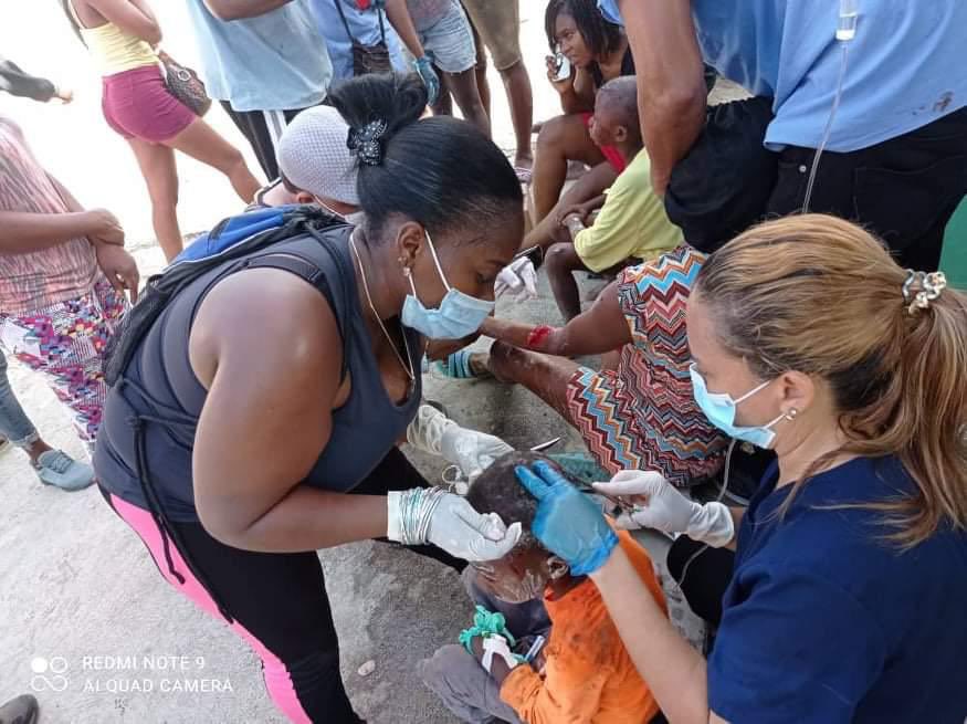 Los heridos no paran de llegar a las instalaciones hospitalarias, en no pocas de las cuales están desplegados desde 1998 varios cientos de médicos y enfermeros cubanos junto a jóvenes haitianos graduados como galenos en Cuba.