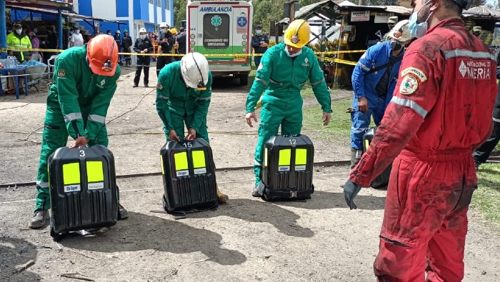 La Unidad de Gestión del Riesgo de desastres de Bocayá movilizó a todos los rescatistas de la región para recabar los cuerpos de los mineros atrapados.