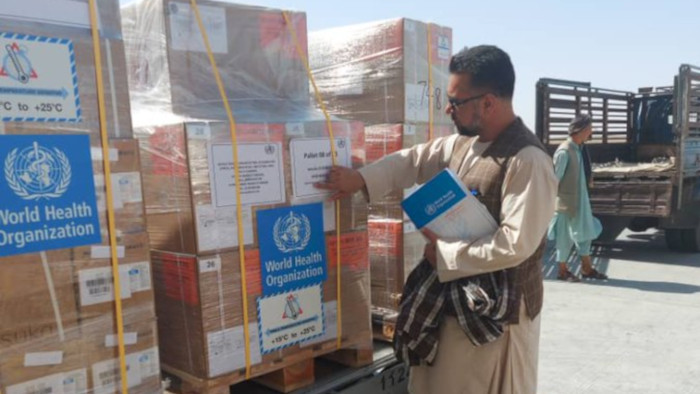 La ayuda internacional arribó por la ciudad de Mazar-i-Sharif, en el norte del país, en un vuelo de la aerolínea Pakistan International Airlines con 12.5 toneladas de productos sanitarios.