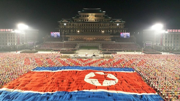 En el desfile, presidido por el líder Kim Jong-un, exhibió algunas armas convencionales, incluidos varios lanzacohetes y tractores con misiles antitanque.