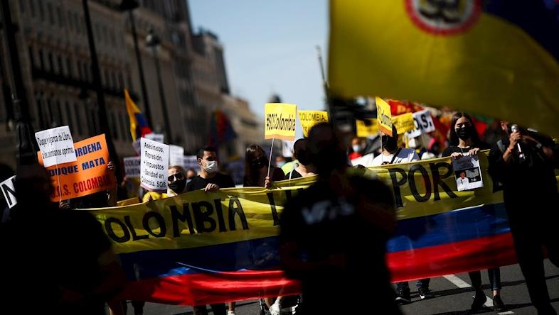 Alrededor de unas 200 personas participaron en la convocatoria realizada por colombianos residentes en España, en rechazo a la visita del presidente de Colombia, Iván Duque, quien se espera llegue el próximo jueves 16 de septiembre.
