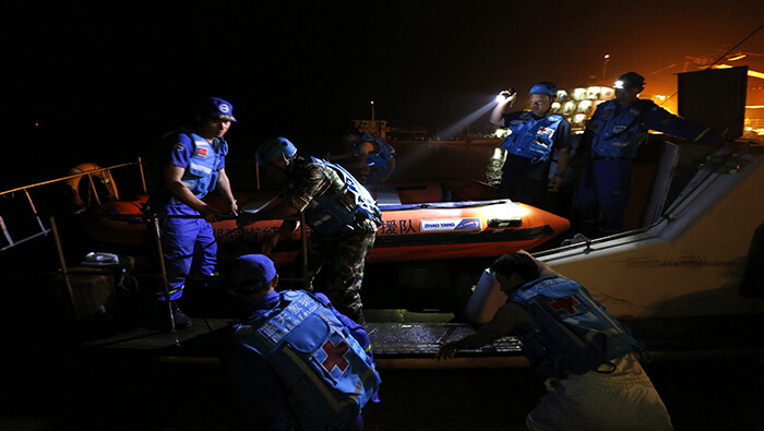 Las autoridades chinas indicaron que al menos tres personas permanecen desaparecidas tras el naufragio en el río Zangke.