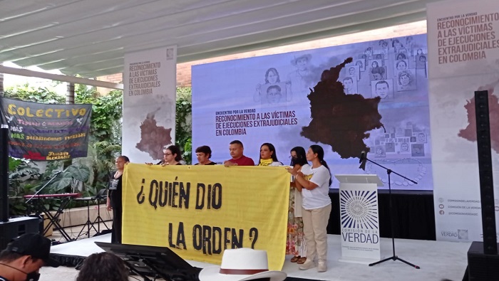 Los asistentes al encuentro alzan sus voces para hacer entender a la sociedad que en Colombia no puede repetirse esa práctica violenta.