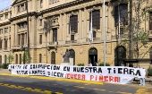 Desde hace varios días los estudiantes desplegaron carteles en diversos sitios de la Universidad Católica, exigiendo la renuncia de Sebastián Piñera.