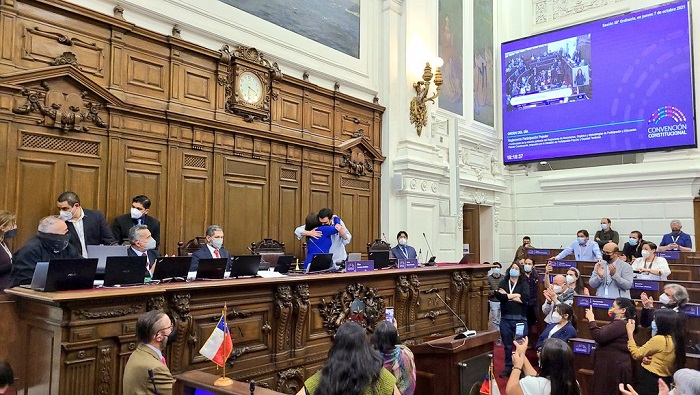 El 25 de octubre de 2020, tras un plebiscito nacional, los chilenos decidieron que era necesario redactar una nueva constitución